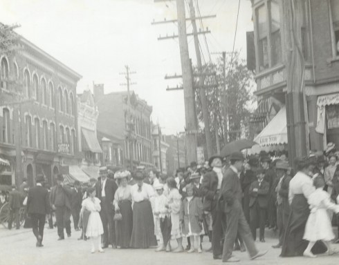A busy intersection: West Fulton Street and Main Street, about 1900