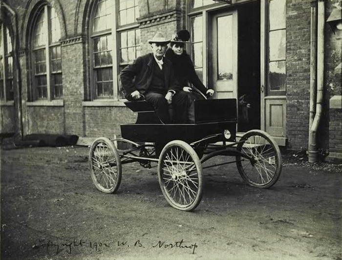Mina and Thomas Edison in their locomobile