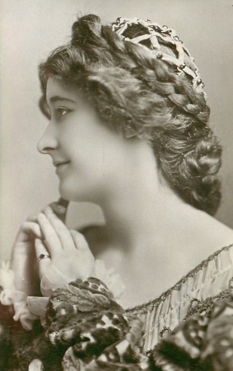 Woman in Elizabethan costume, 1903.